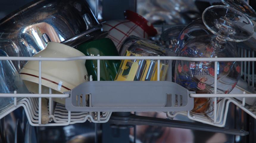 Bulaşık makinenizi k&ouml;t&uuml; kokular işgal edebilir! Hızlıca &ouml;nlem almak i&ccedil;in bunları yapmalısınız...