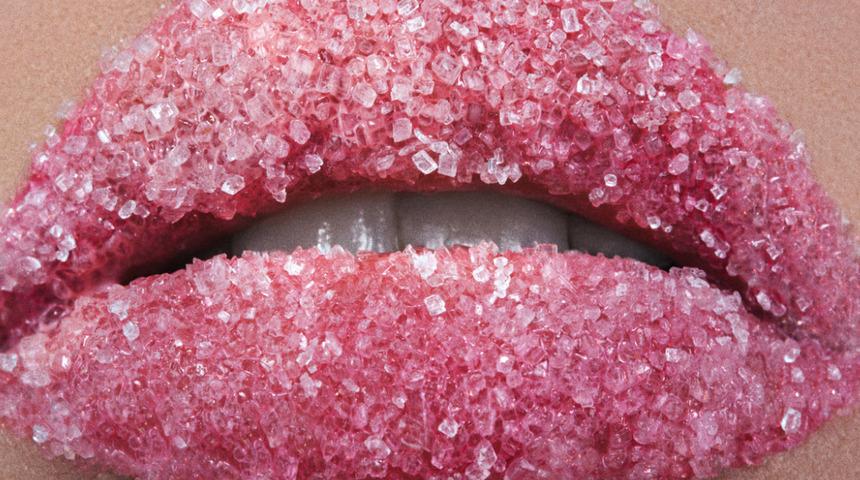 P&uuml;r&uuml;zs&uuml;z ve &ccedil;arpıcı dudaklar hayal değil! Evdeki malzemelerle yapabileceğiniz peeling ve maskeler