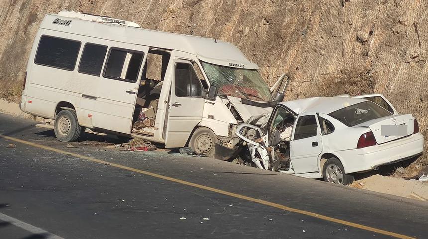 Ters yönden gelen minibüs şoförü can aldı!