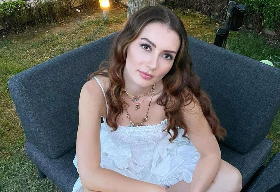 Burcu &Ouml;zberk de estetikli g&uuml;zel &ccedil;ıktı! Doğal hali sosyal medyayı ikiye b&ouml;ld&uuml;