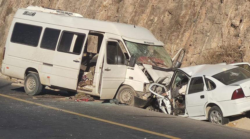 Şanlıurfa'da feci kaza! Kafa kafaya çarpıştılar