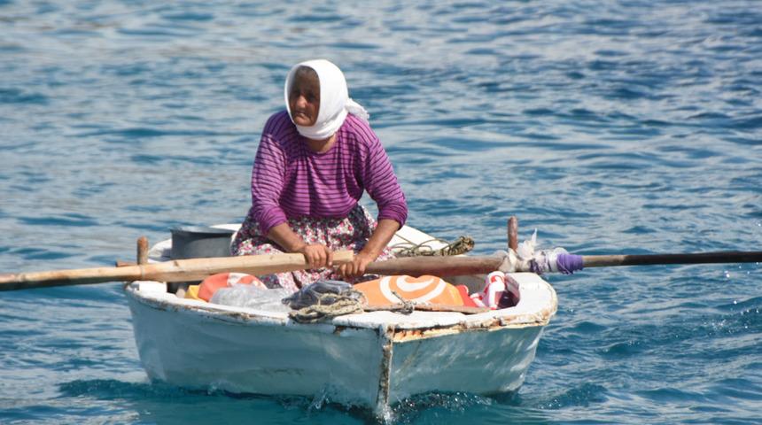 82 yaşındaki kadın her gün 10 kilometre kürek çekiyor! Yattaki turistlere 20 TL'den satıyor