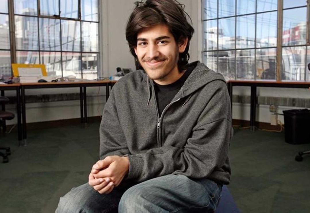 Hen&uuml;z 12 yaşındayken Wikipedia'nın veritabanını kopyaladı! İşte internetin &ouml;z evladı Aaron Swartz'ın ağızları a&ccedil;ık bırakan yaşam &ouml;yk&uuml;s&uuml;