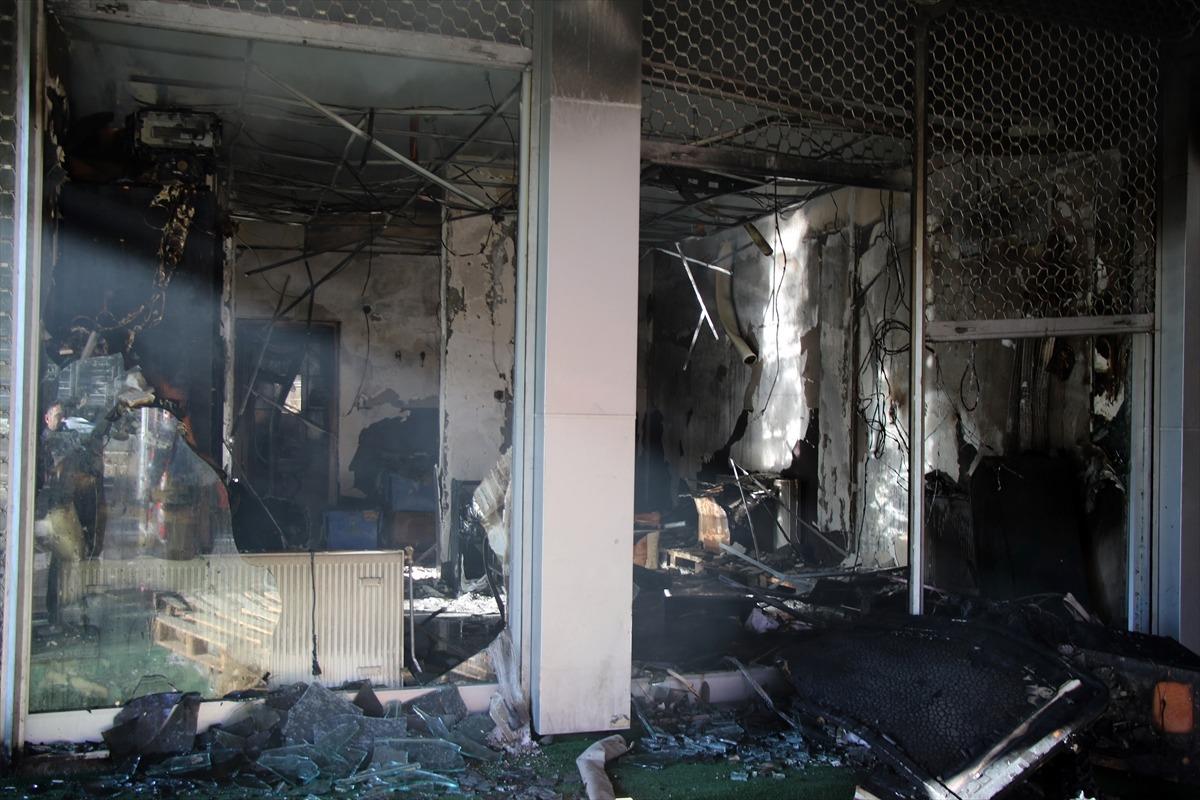 Uşak'ta kargo firmasına ait iş yerindeki yangın s&ouml;nd&uuml;r&uuml;ld&uuml;