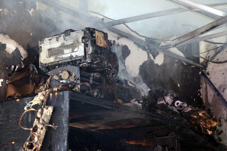 Uşak'ta kargo firmasına ait iş yerindeki yangın söndürüldü G3