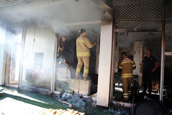 Uşak'ta kargo firmasına ait iş yerindeki yangın söndürüldü G4