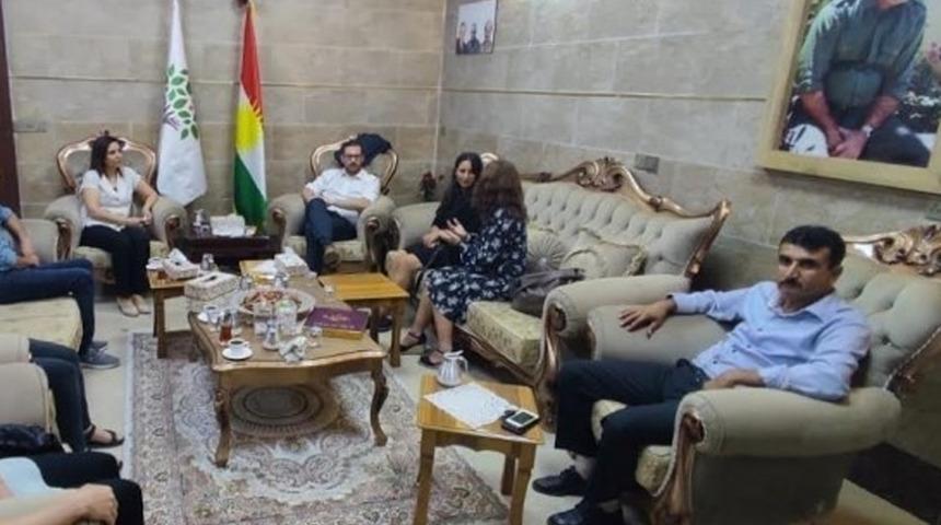 Skandal! HDP, İsveç heyeti ile Öcalan’ın fotoğrafı altında görüştü