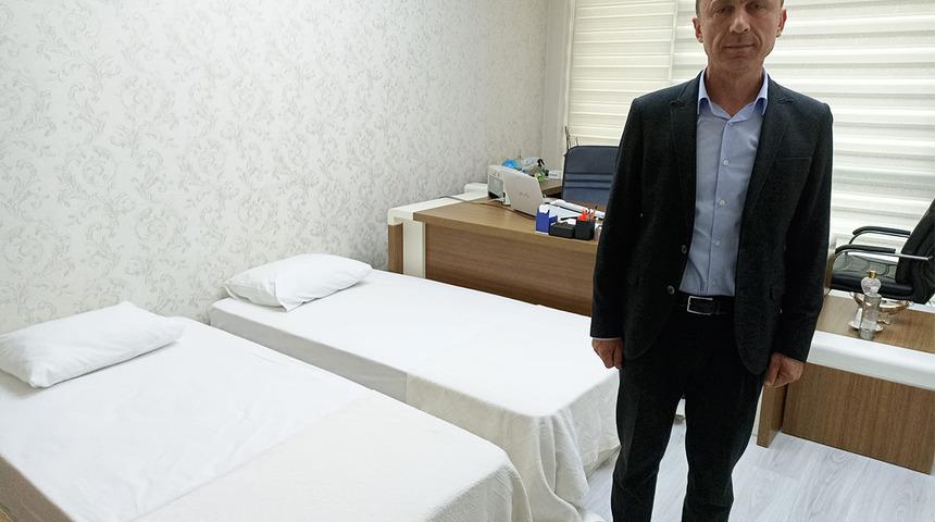 Yurt bulamayan öğrencilere makam odasını tahsis etti