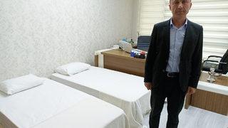 Yurt bulamayan öğrencilere makam odasını tahsis etti