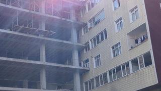 Şişli'deki apartman inşaatı olay oldu! Yan binanın duvarına dayandı, pencereleri kapattı
