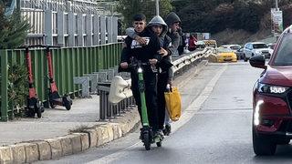 Kadıköy'de Pes dedirten olay! Scootera 3 kişi binen gençler böyle görüntülendi