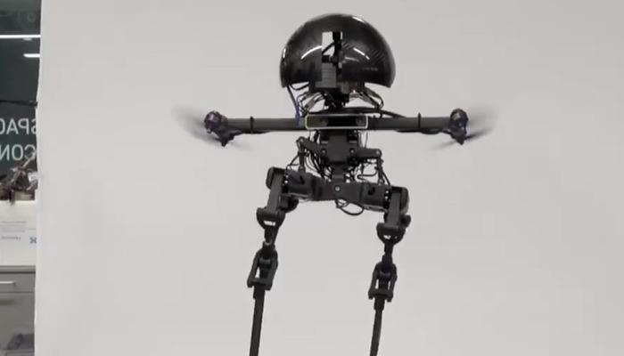 Robot Leonardo ile tanışın: Hem uçabiliyor hem de ipte yürüyebiliyor