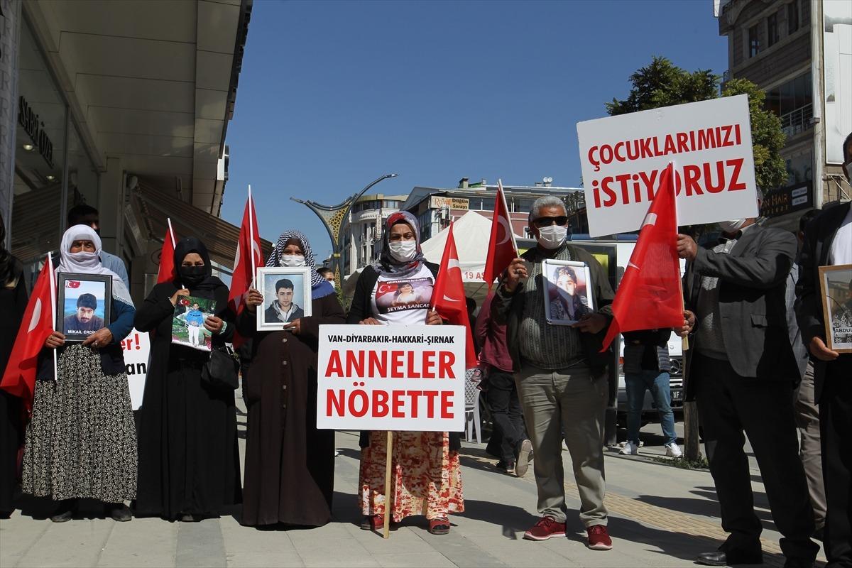 Vanlı aileler &ccedil;ocuklarına kavuşmak i&ccedil;in HDP &ouml;n&uuml;ndeki eylemlerini s&uuml;rd&uuml;rd&uuml;