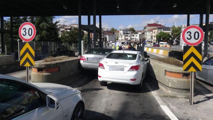 İnatçı sürücüler aynı anda gişeden geçmeye çalışınca sıkıştılar! G1