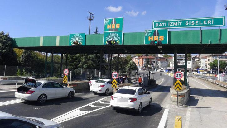 İnatçı sürücüler aynı anda gişeden geçmeye çalışınca sıkıştılar! G2