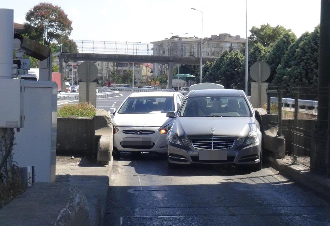 İnat&ccedil;ı s&uuml;r&uuml;c&uuml;ler aynı anda gişeden ge&ccedil;meye &ccedil;alışınca sıkıştılar!