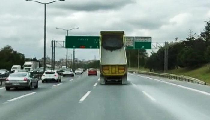 TEM'de hafriyat kamyonunun damperi yön tabelasına çarptı