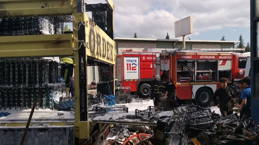 Kocaeli'de plastik kasa yüklü kamyonda çıkan yangın söndürüldü