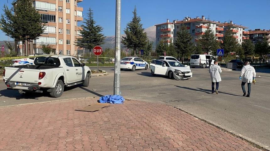Isparta'da trafik kazasında savrulan otomobilin çarptığı yaya öldü
