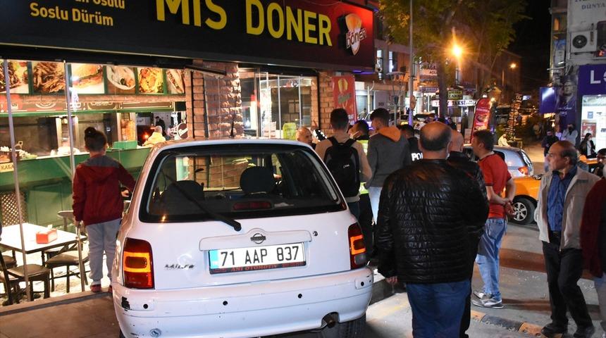Otomobil sürücüsü fren yerine gaza basınca iş yerine çarptı
