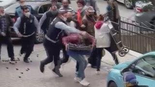 Sosyal medyayı sallayan görüntüler: Zabıtadan seyyar satıcıya yumruk