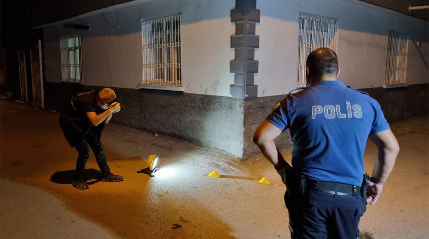 Damda uyurken duyduğu seslere baktı, silahlı saldırıda &ouml;ld&uuml;r&uuml;ld&uuml;