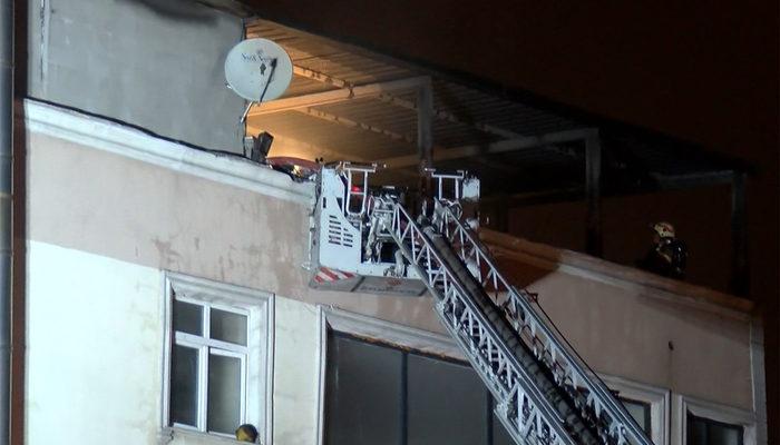 Eyüpsultan'da korkutan yangın! 4 katlı binanın çatısı alev aldı