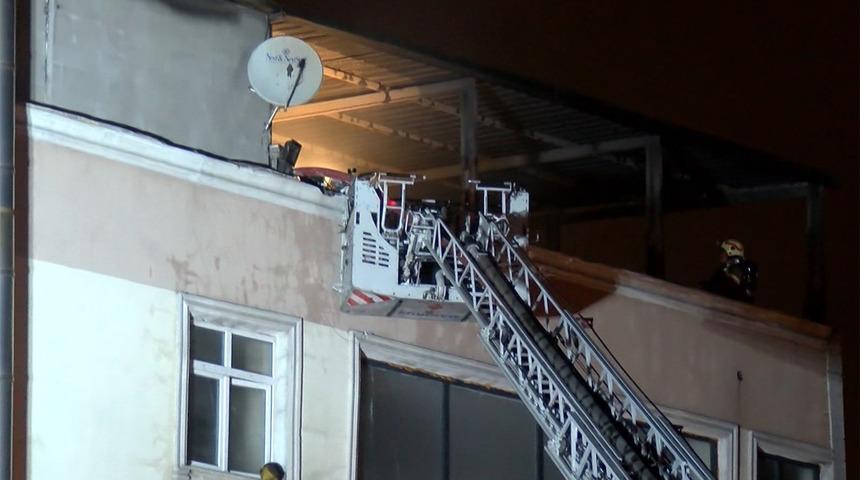 Eyüpsultan'da korkutan yangın! 4 katlı binanın çatısı alev aldı