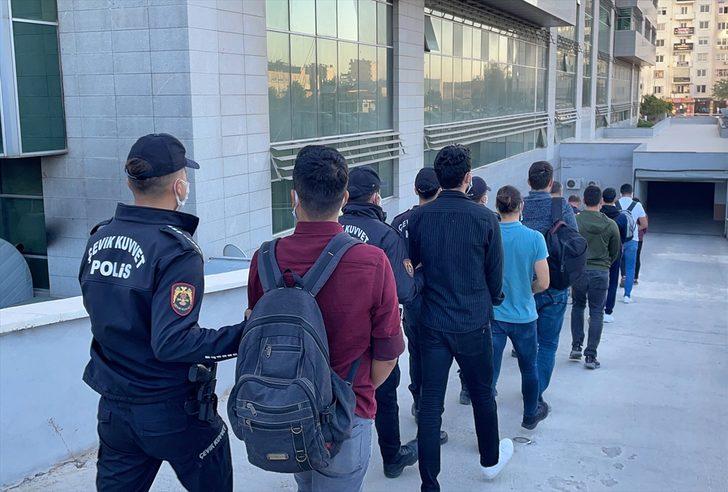 Mersin'de FETÖ/PDY'ye yönelik operasyonda yakalanan 8 eski askeri öğrenci adliyede G2