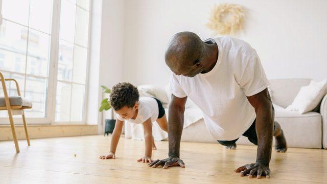 Babasının kopyası minik adamlar için en tarz baba-oğul kombinleri