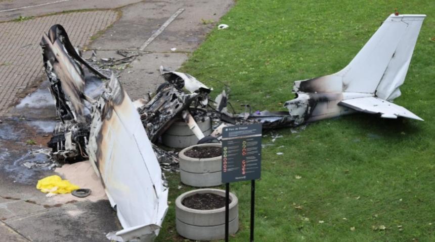 Kanada'da ''Benimle evlenir misin?'' pankartı taşıyan uçak düştü