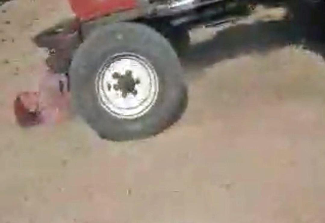 Miras kavgası bunu da yaptırdı! Ablalarını trakt&ouml;rle ezip, sa&ccedil;larını yoldular