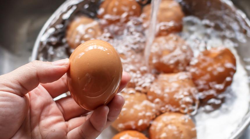 Lıkır lıkır oynayan yumurtaya dikkat! Hafifçe salladığınızda...