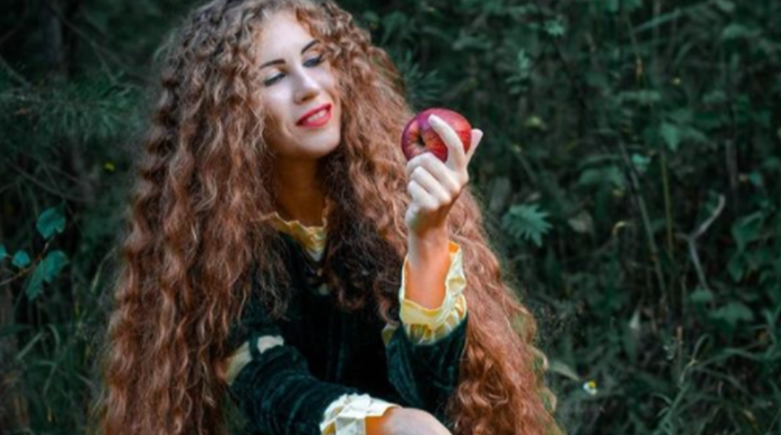 Gerçek ‘Rapunzel’ bulundu! 22 yıldır saçlarını uzatan kadın fenomen oldu