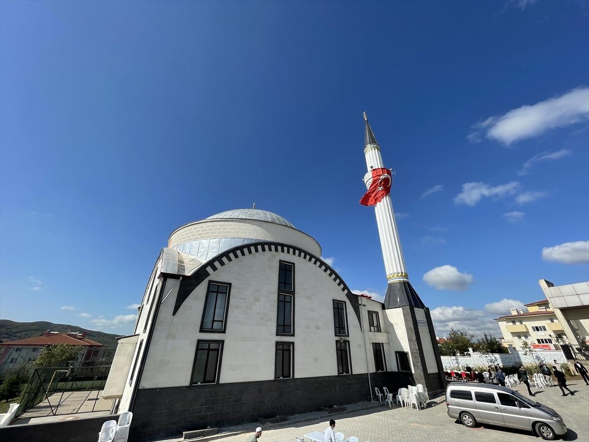 Kocaeli'de inşa edilen Adalet Camisi ibadete a&ccedil;ıldı