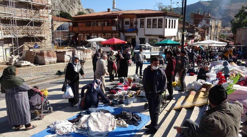 Tokat’ta tarihi çarşıda bir asırlık ikinci el ürün pazarına vatandaşlardan yoğun ilgi