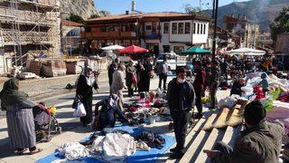 Tokat’ta tarihi çarşıda bir asırlık ikinci el ürün pazarına vatandaşlardan yoğun ilgi