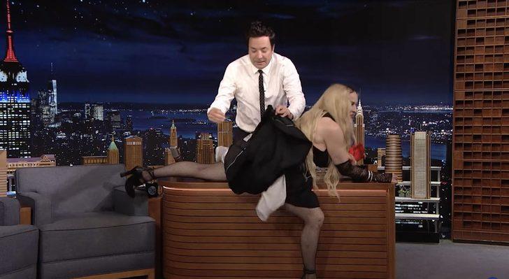 Madonna canlı yayında kalçasını göstermek için masaya atladı G1