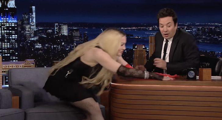 Madonna canlı yayında kalçasını göstermek için masaya atladı G2