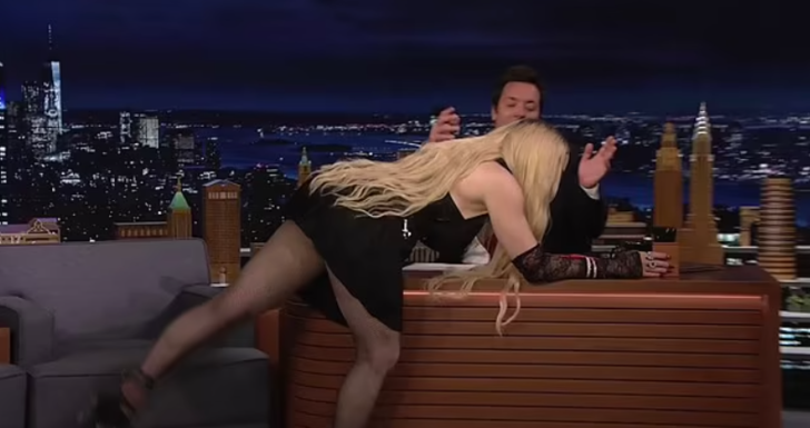 Madonna canlı yayında kalçasını göstermek için masaya atladı G3