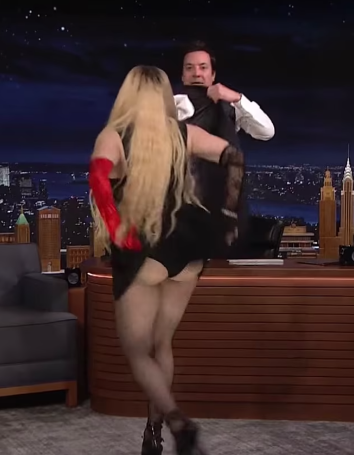 Madonna canlı yayında kalçasını göstermek için masaya atladı G4