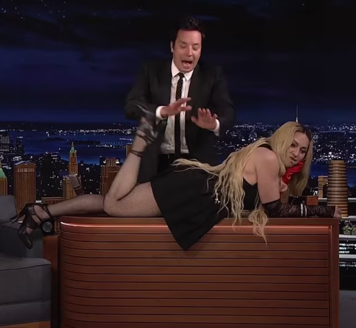 Madonna canlı yayında kalçasını göstermek için masaya atladı G5