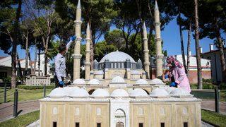Kepez Açık Hava Müzesinde minyatür eserler titizlikle temizleniyor