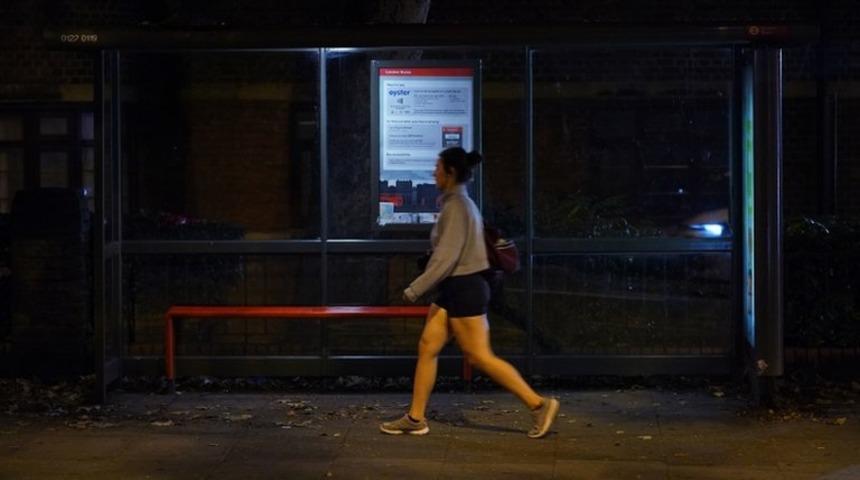 İngiltere'de kadınların güvenli bir şekilde eve gittiğini takip edecek uygulama gündemde