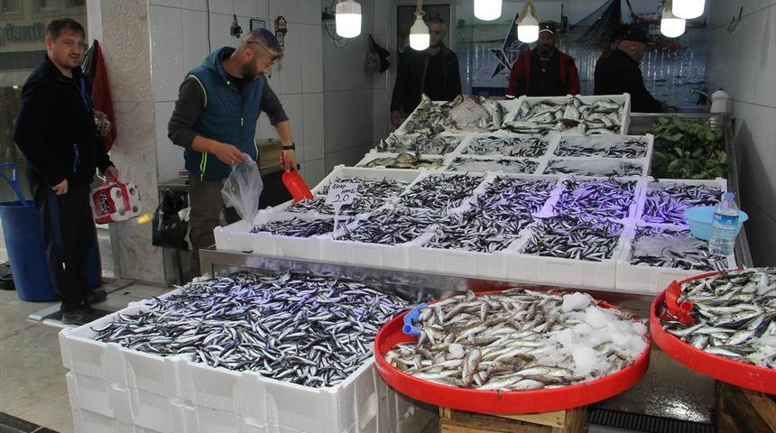 Karadeniz'de tezgahlarda hamsi bolluğu yaşanıyor
