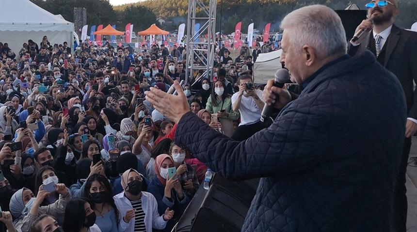 AK Parti'li Binali Yıldırım, şarkıcı Soner Sarıkabadayı ile düet yaptı