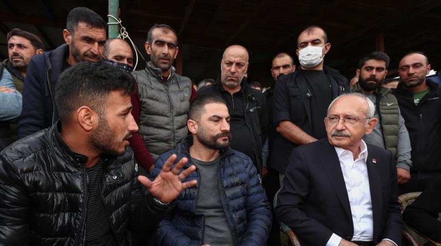 Kılıçdaroğlu, geçen hafta yapılan baskınların ardından atık kağıt işçileriyle bir araya geldi: "Yanınızdayız"