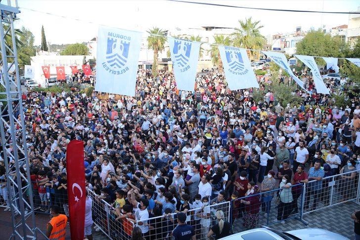 Şarkıcı Demet Akalın, Bodrum'da halk konseri verdi G2