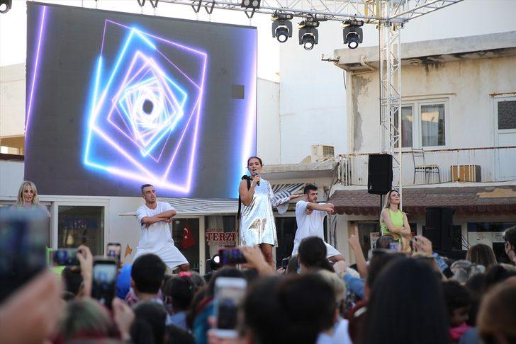 Şarkıcı Demet Akalın, Bodrum'da halk konseri verdi G3