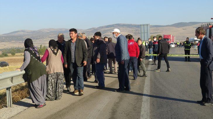 Afyonkarahisar'da otomobille kamyonetin çarpışması sonucu 3 kişi öldü, bir kişi yaralandı G5